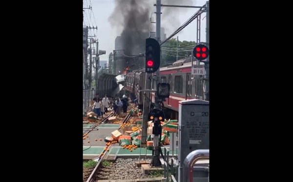 事故已经造成至少30人受伤,其中货车司机严重受伤,但是火车司机和乘客