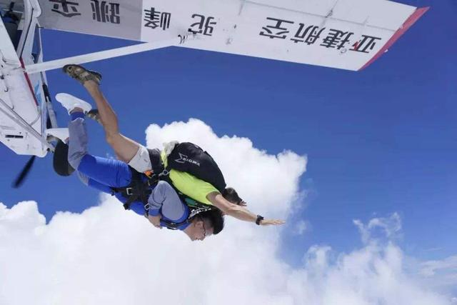 ���ڷɻ���ɡ��ҵ��ʼ�͵ϰݽа壬����۸���Ǳ���ϰݵ�