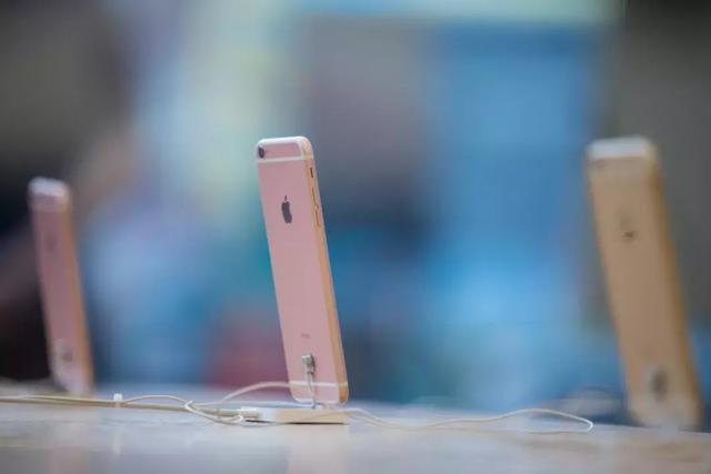 ƻ���й����£�ٿ��ʮ�� iPhone�ֻ�׹�뷲��