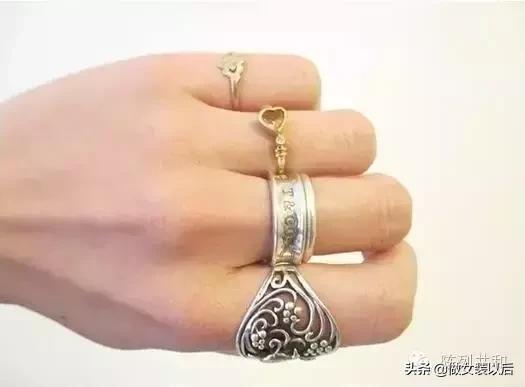 �㵽���ʺϴ�ʲô��ɫ��