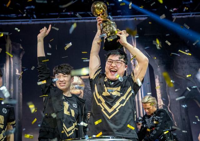 Ӣ�����ˣ�RNG����������س���UZI��˻���ߣ����ѣ�С������̫��