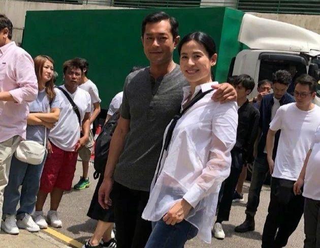 49���������ʷ����������ϣ���վ�̨��С������7��Ů�Ѵ�����