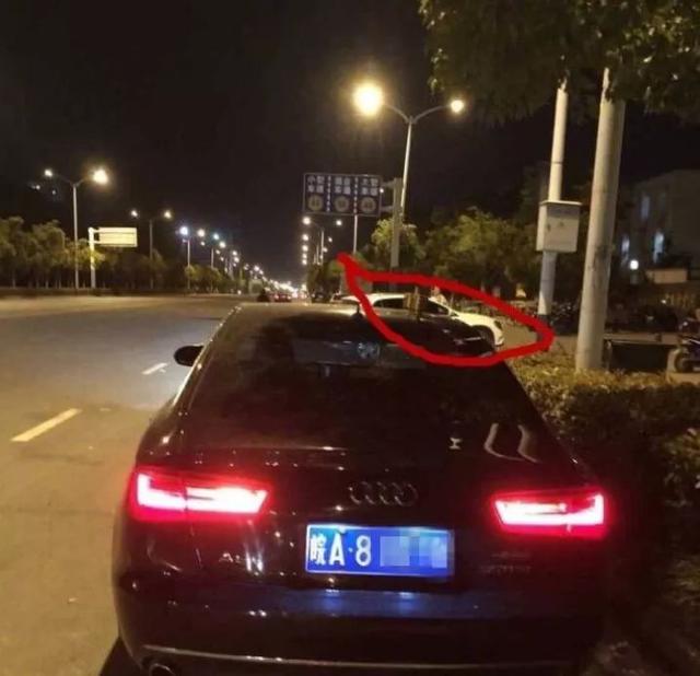 ��ҹ��8���γ�������ѧŮ�����ᣬ������ˮ��Ȼ�ǰ�ʾ����